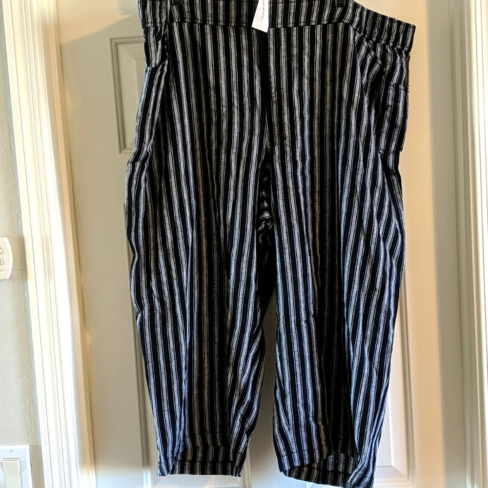 Lane Bryant NWT Black and gray striped crops 24